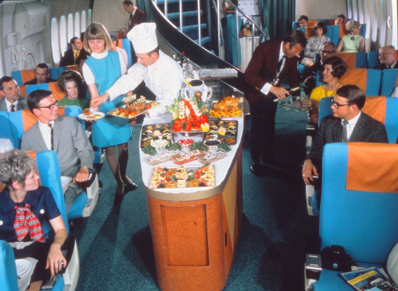 60年前客機的機艙裡，有戴著白色高帽的主廚到你座位旁邊桌邊服務。圖／翻攝自SAS Museet網站
