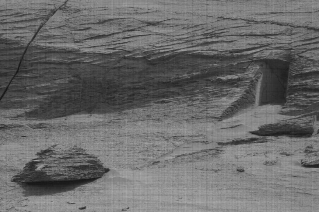 NASA的「好奇號」火星探測車7日拍下一張照片，似乎顯示一個帶著拱形過樑的開口，...