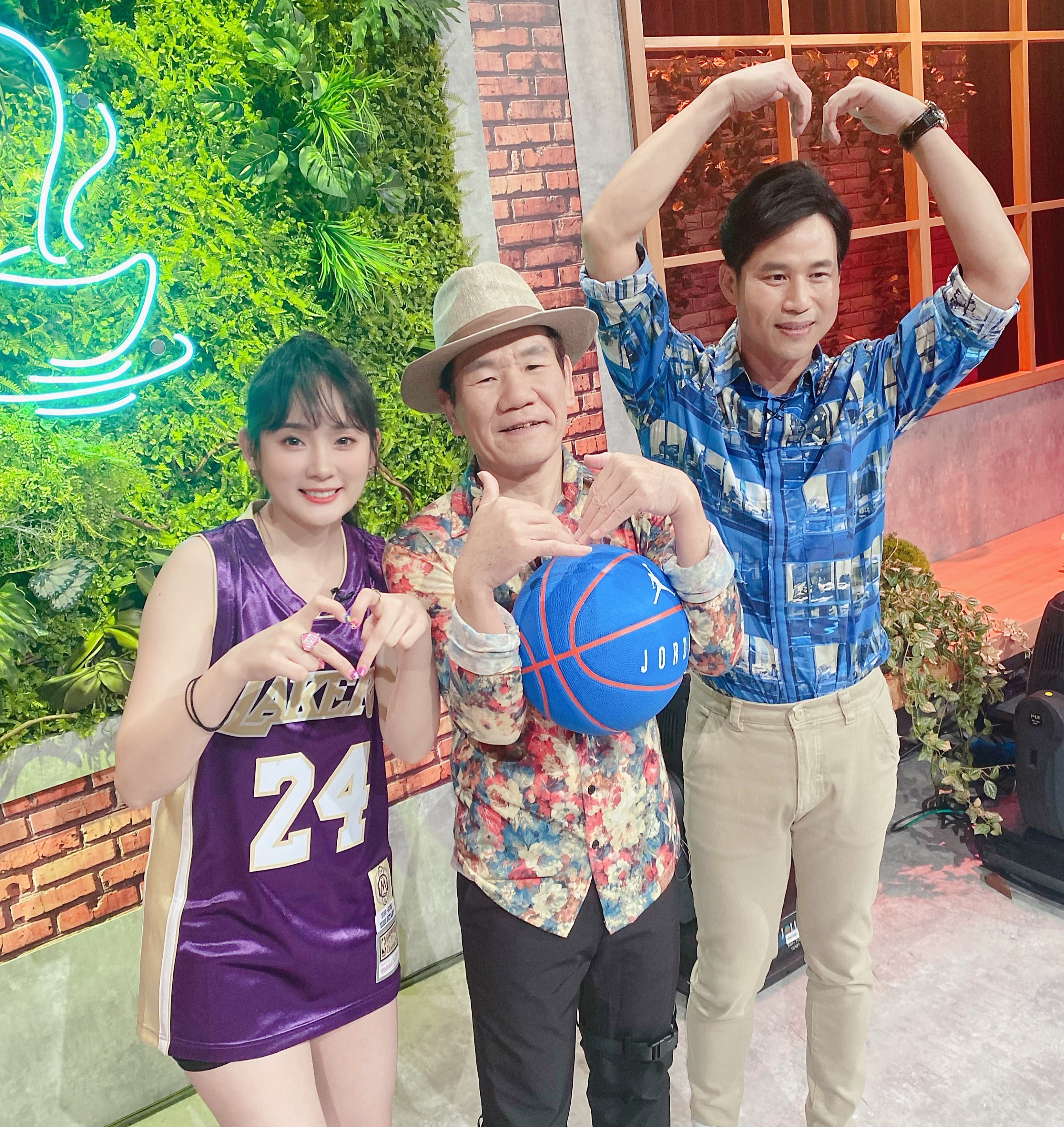 趙傳（中）日前上陳國華節目「那些年那些歌」，和洗菜一起在節目上玩籃球。圖／開麗娛樂提供