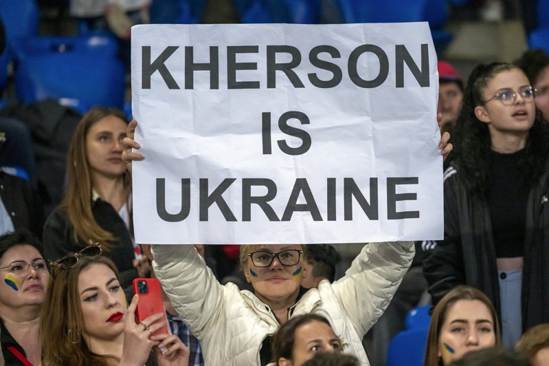 一名女性4日在瑞士巴塞爾（Basel）一場「Match for Peace」慈善足球賽期間舉起寫有「刻松屬於烏克蘭」的海報。歐新社