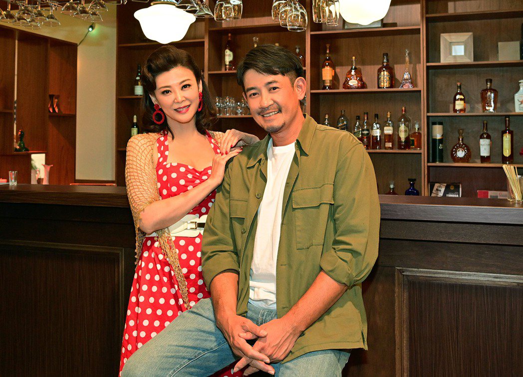方馨(左)在「美麗人生」中備受飾演老公的柯叔元疼愛。圖／台視提供