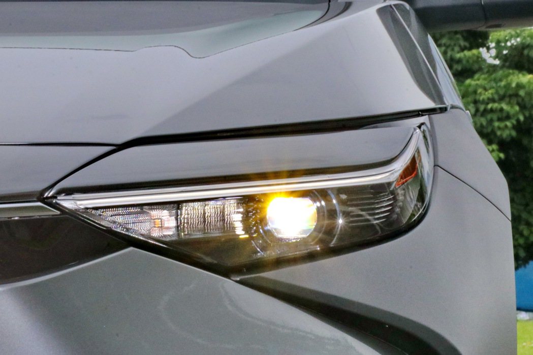 車燈部分則採用全LED燈組，以銳利的外型營造出動感大氣的氛圍。 記者陳威任／攝影
