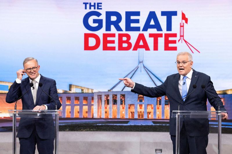 保守派自由黨籍澳洲總理莫里森（右）與反對黨工黨黨魁亞伯尼希（左）今年5月8日在雪梨舉行大選電視辯論會。法新社