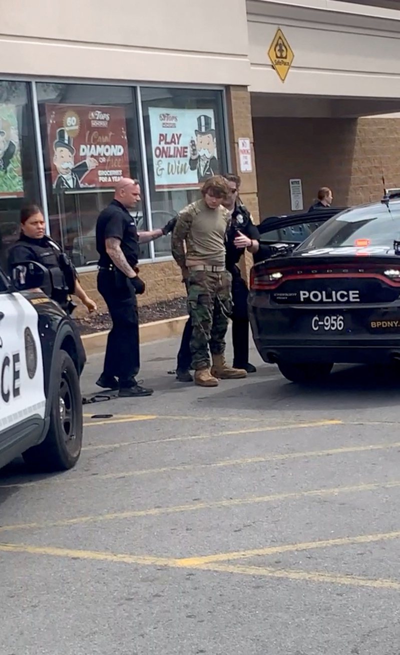 美國一名18歲白人男性今天進入紐約州水牛城（Buffalo）的超市大開殺戒，並一度在串流平台Twitch進行直播。這起血案造成至少10死3傷。路透