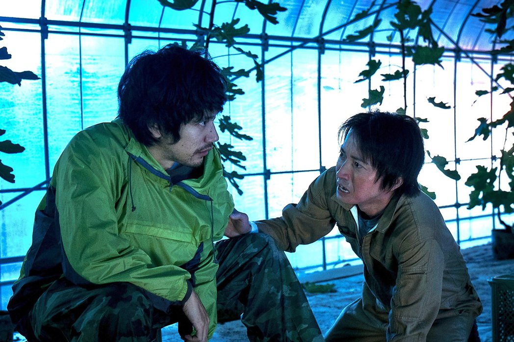 藤原龍也（右）及松山研一（左），睽違15年再度在電影「噪音」合體，卻成為殺人共犯。 圖／車庫娛樂提供