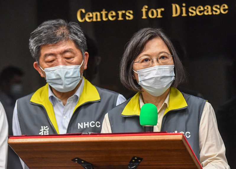 政府防疫政策走向與病毒共存的新台灣模式，但相關配套卻顯得捉襟見肘。圖為蔡英文總統（右）和衛福部長陳時中（左）。 圖／中央社