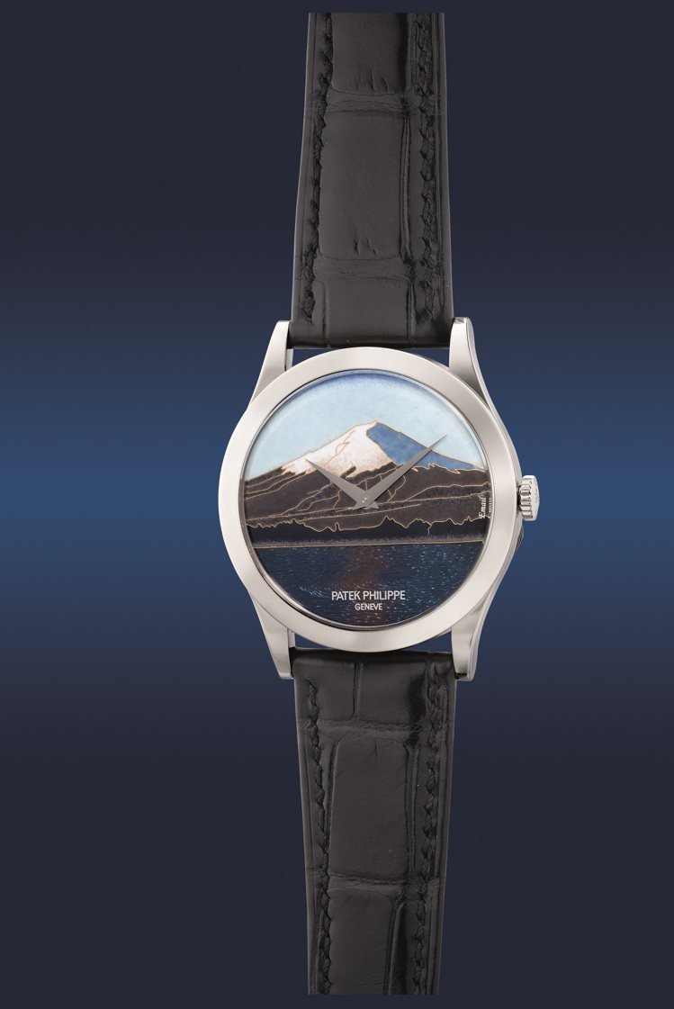 百達翡麗型號5089G- 028白金自動掐絲琺瑯腕表富士山圖樣表盤，約2015年製，估價70萬港 元起。圖／富藝斯提供