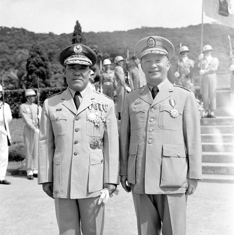 1958年5月15日，台灣警備總司令部成立，參謀總長王叔銘上將（左）布達人事命令後與新任警備總司令黃鎮球上將（右）合影。圖／聯合報系資料照片