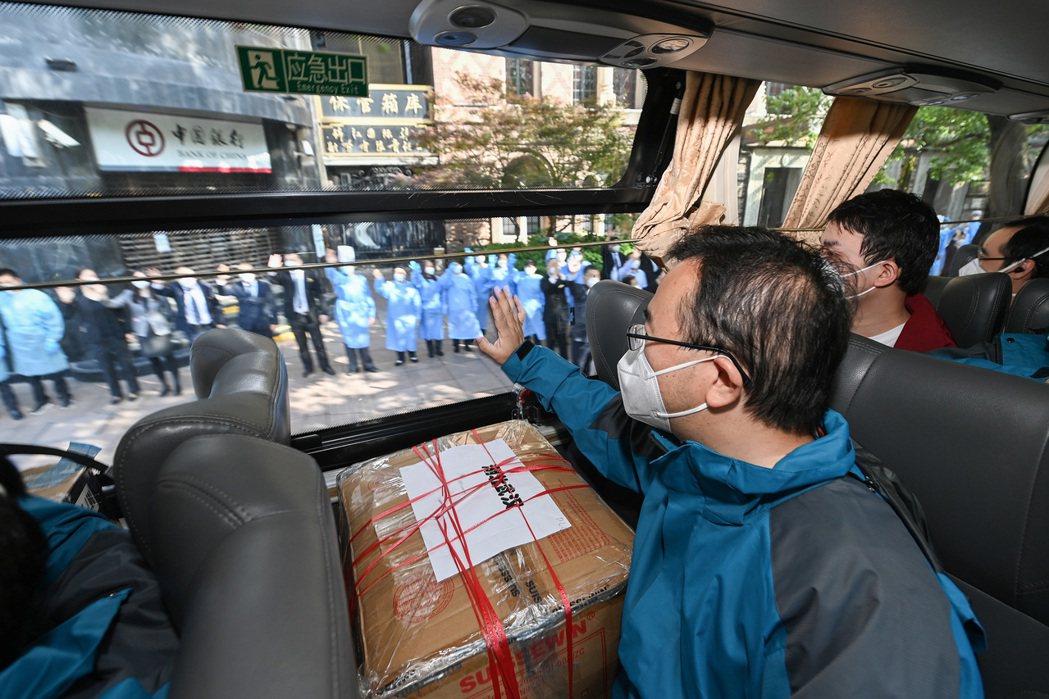 隨著上海疫情好轉，部分援滬醫療團隊陸續撤離上海。（新華社）