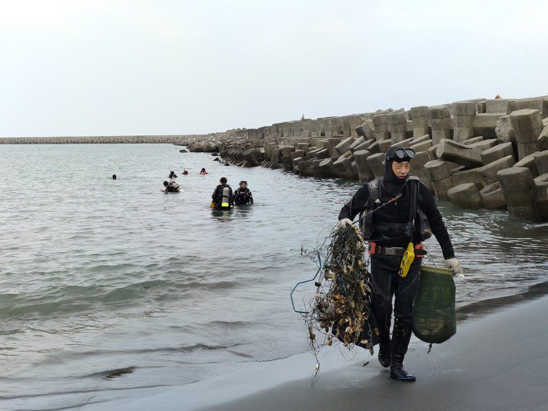 台南市環保局致力海洋廢棄物清除，守護環境。圖／南市環保局提供