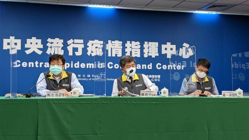 疫情監測組組長周志浩（由左到右）、指揮官陳時中、醫療應變組副組長羅一鈞。記者邱宜君／攝影