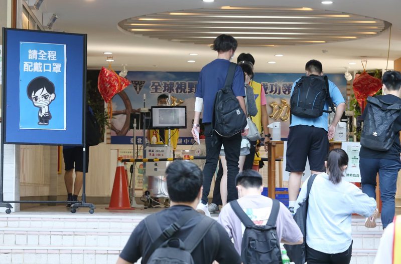 校園「提早放暑假」引起廣大討論，北市截至5月10日晚上9時，台北市校園師生確診人數已破萬人。本報資料照片。