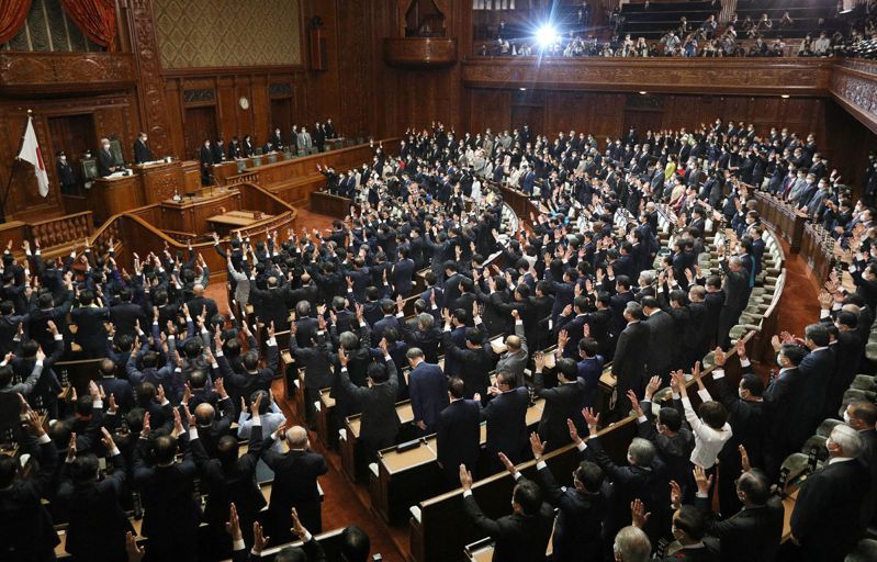 日本国会议员去年10月在东京众议院参加解散国会的议会会议。法新社(photo:UDN)