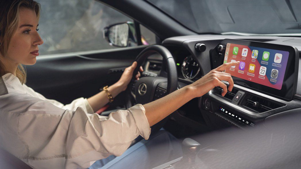 可選12.3吋觸控螢幕，並配備無線Apple CarPlay和Android A...