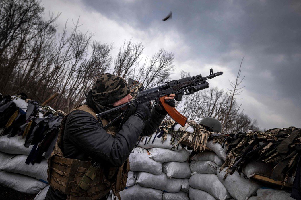 2022年3月31日，一名烏克蘭軍人用突擊步槍從哈爾科夫以東前線的戰壕中射殺了一架俄羅斯無人機。 圖／法新社