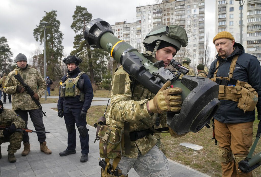 一名烏克蘭領土防衛軍成員在烏克蘭基輔郊區手持NLAW反坦克武器。 圖／美聯社