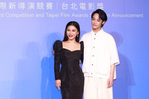 以百萬首獎為號召的「台北電影獎」，邀請去年入圍最佳新演員的金曲歌后艾怡良（左）及...