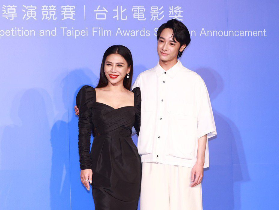 以百萬首獎為號召的「台北電影獎」，邀請去年入圍最佳新演員的金曲歌后艾怡良（左）及...