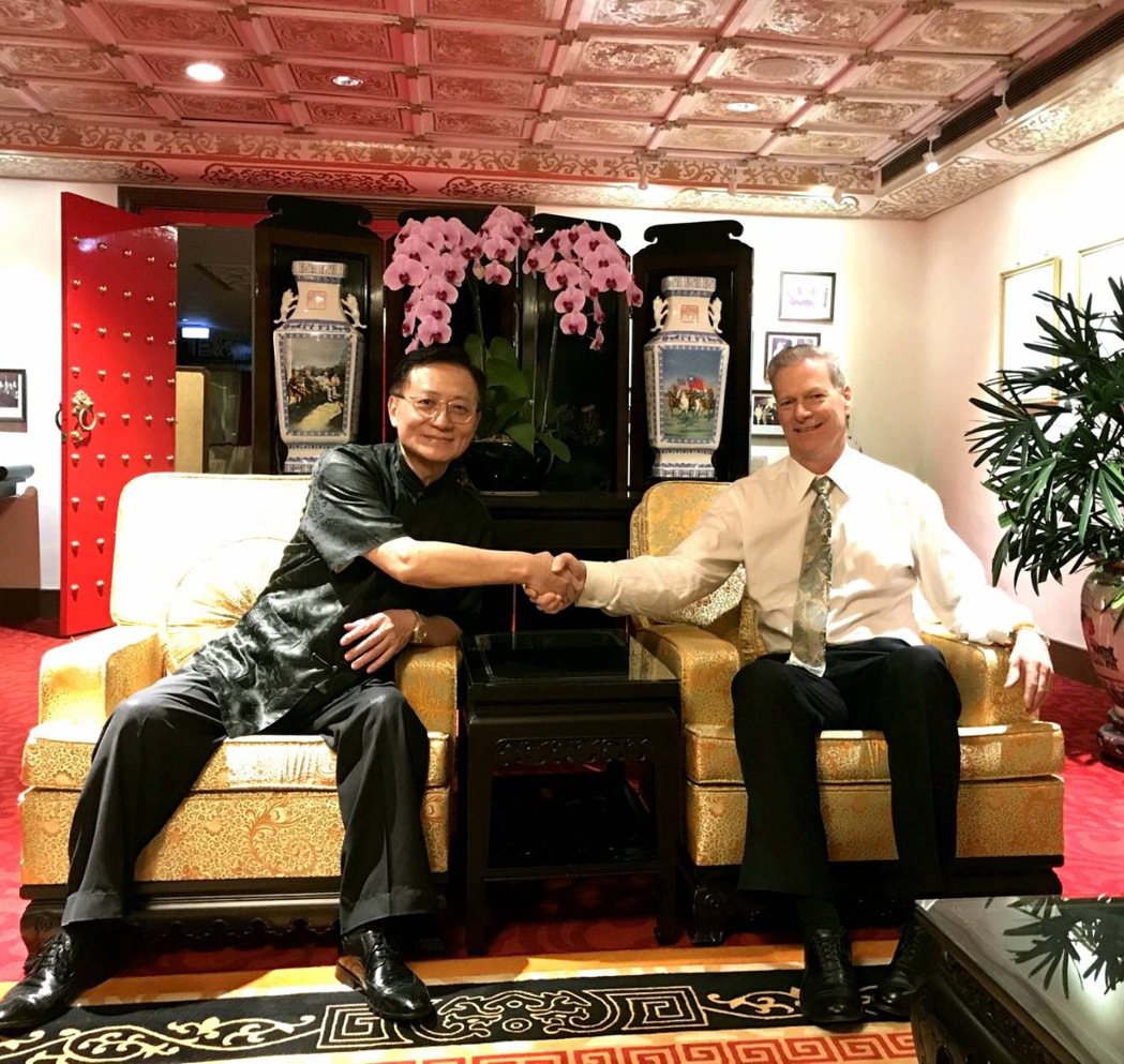 史蒂文-洛克菲勒先生入住臺北圓山大飯店與李志仁總裁，暢談有關合作項目。