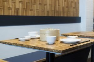 一個 ChopValue 的餐桌大約使用了3,800 根回收的筷子(圖片來源: ...