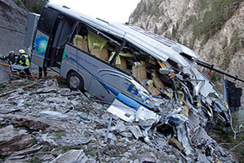 秘魯發生巴士墜谷意外，造成2童在內的至少11人喪命，34人受傷。圖擷自apa.az