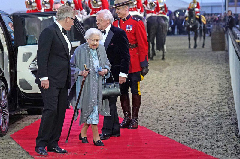 高齡96歲的英國女王伊麗莎白二世昨天微笑出席在溫莎舉辦的白金禧年慶祝活動。法新社