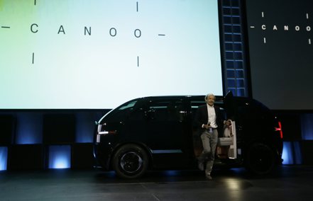 電動車新創公司Canoo近期陷入財務不穩定困境，彭博資訊專欄記者認為，這是蘋果公司出手收購Canoo的好時機。美聯社