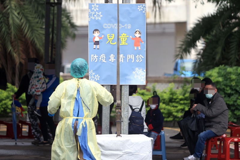 台灣新冠確診人數連日破6萬人，重症死亡數屢衝上兩位數，各方口水仗卻淹沒閱聽人的視線。記者蘇健忠／攝影
