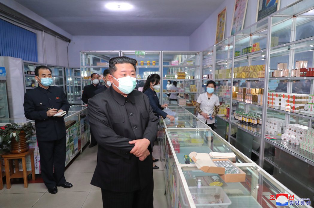 朝中社16日報導，北韓領導人金正恩（中）15日到平壤一間藥局視察。歐新社
