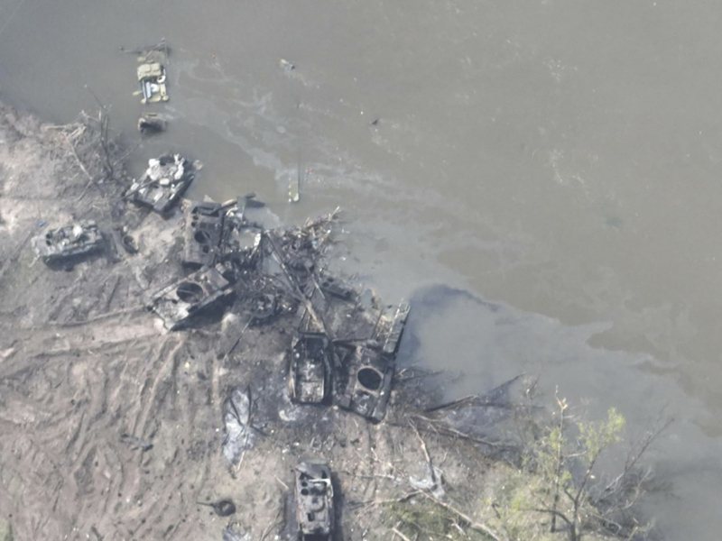 烏克蘭軍方提供的畫面顯示，幾十輛俄國裝甲車「陳屍」在北頓內次河岸邊。美聯社