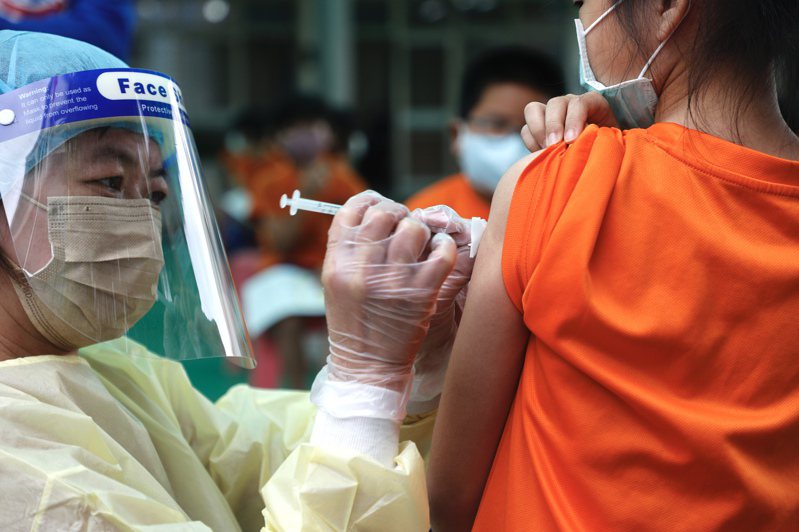 台灣首批自購輝瑞BNT兒童疫苗約77.76萬劑今天清晨抵台。本報資料照片。