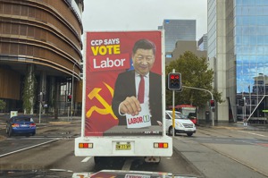 雪梨街頭出現廣告車，車上紅色背景看板印著圖像，是大陸國家主席習近平投票支持澳洲工黨，象徵共產主義的鐵鎚與鐮刀伴隨著以下文字「中共說要投票給工黨」。美聯社