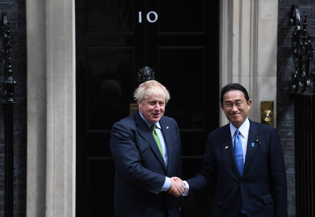 日本首相岸田文雄（右）近日訪問英國與英國首相強生會面（左），兩國達成歷史性防衛協議。 圖／歐新社