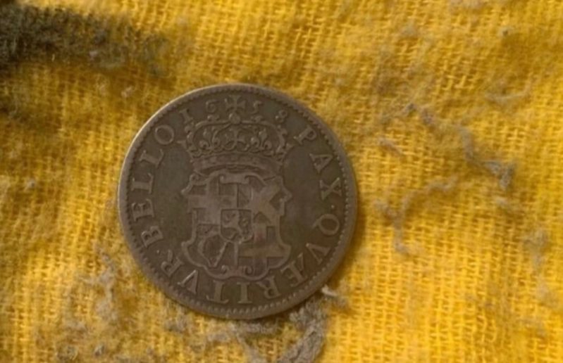 一名英國老闆在買下的古建物中，發現一枚能追溯364年前發行的硬幣。圖擷自《太陽報》
