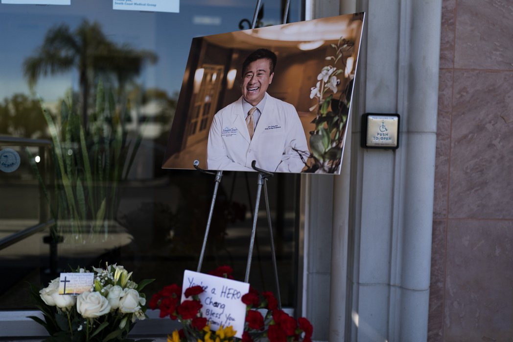 在槍擊案中身亡的鄭達志醫師，民眾在他的辦公室外放置鮮花致意。 圖／美聯社