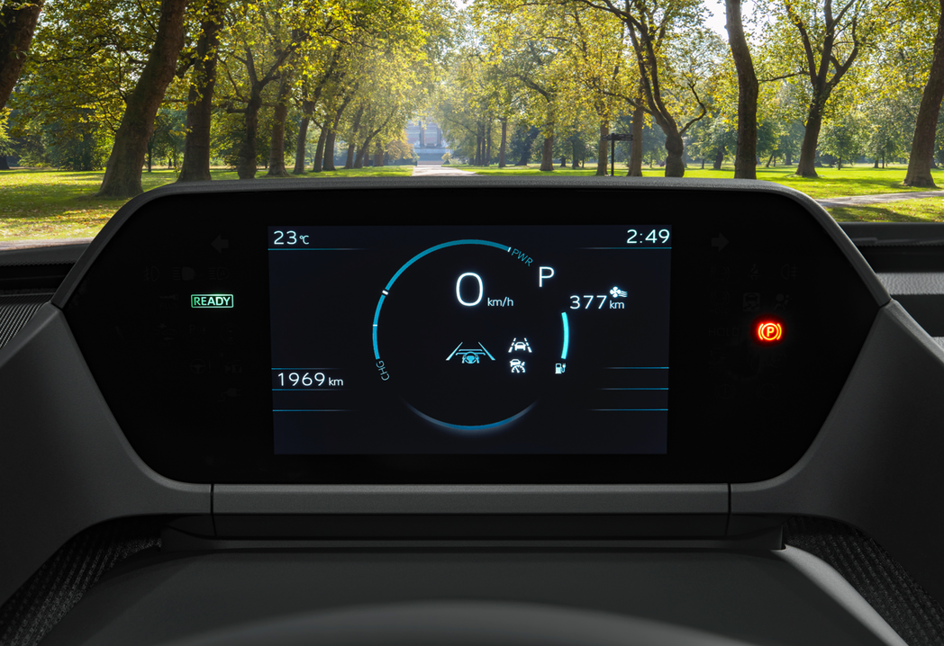 全車系首創的7吋數位式儀錶板，置頂的設計減少駕駛時的視線切換，降低行車疲勞。 圖...