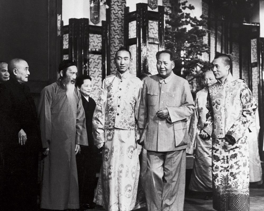 1954年9月11日，第十四世達賴喇嘛（右一）和第十世班禪額爾德尼（右四）前往北京市，參加第一屆全國人民代表大會，會前與中央人民政府主席毛澤東（右三）會面。 圖／維基共享