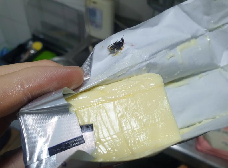 一名網友抱怨自己買到的奶油上面有蒼蠅，反被網友揪出「疑點」，發現奶油上面根本沒有蒼蠅的壓痕。圖擷自「爆料公社」