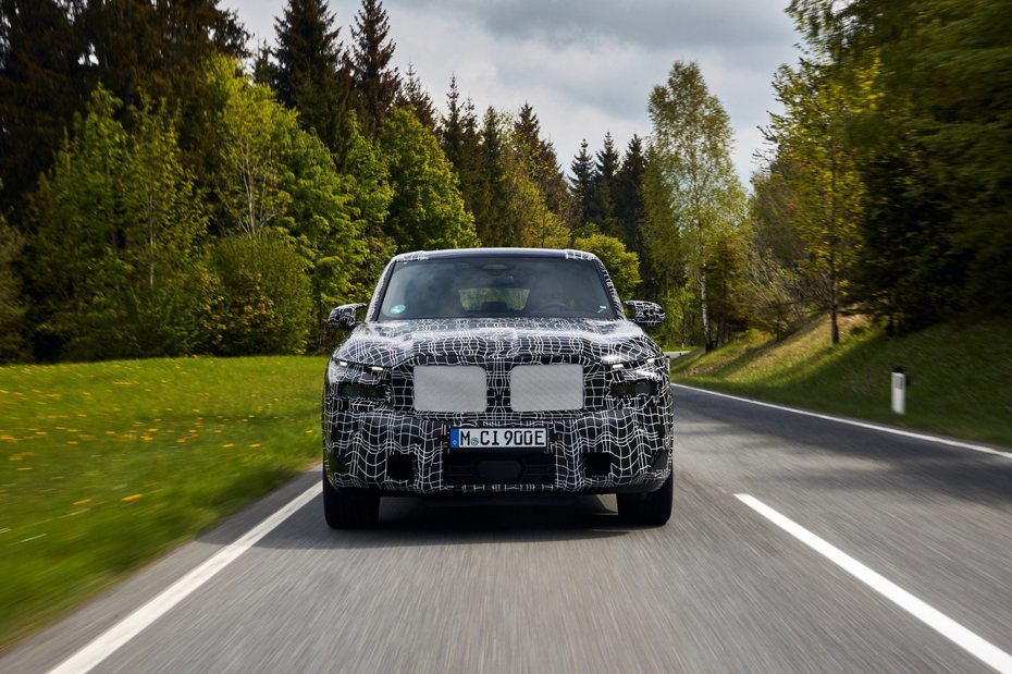 全新BMW XM搭載BMW全新開發 (為電動車做調教)、與電動系統結合的4.4升V8引擎，綜效馬力預計可輸出650hp/81.6kgm。 摘自BMW