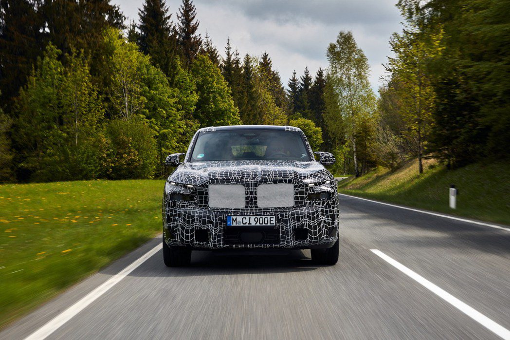 全新BMW XM搭載BMW全新開發 (為電動車做調教)、與電動系統結合的4.4升...