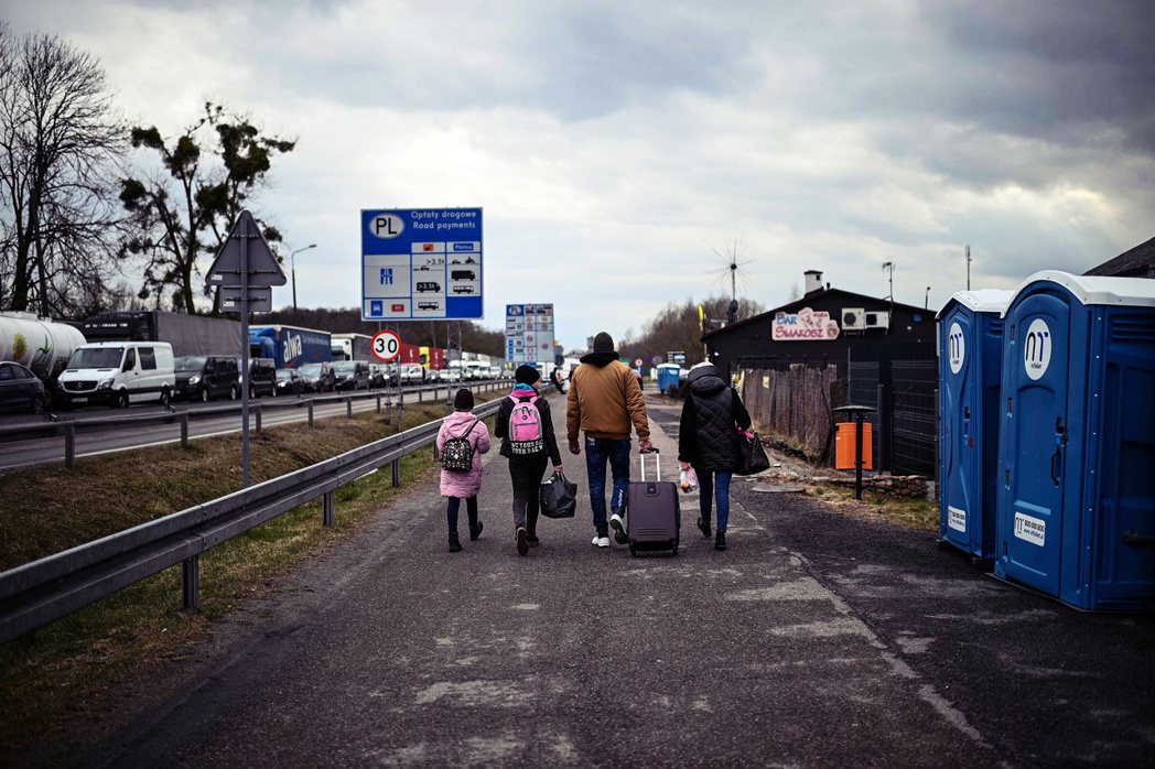 4月6日，親友在波蘭邊境接走剛從烏克蘭逃難而來的難民。 圖／法新社  
