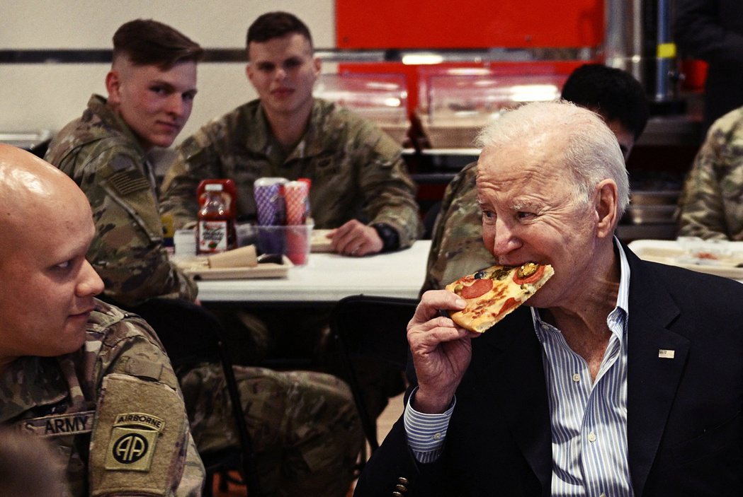 圖為3月，拜登拜訪波蘭邊境與第 82 空降師的服役人員會面吃披薩。此次拜訪為拜登...