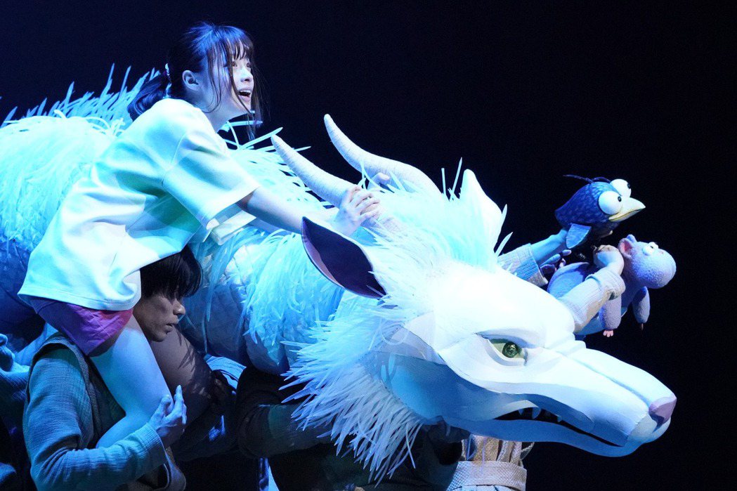 橋本環奈最近演出《神隱少女》舞台劇劇照。圖／擷自推特