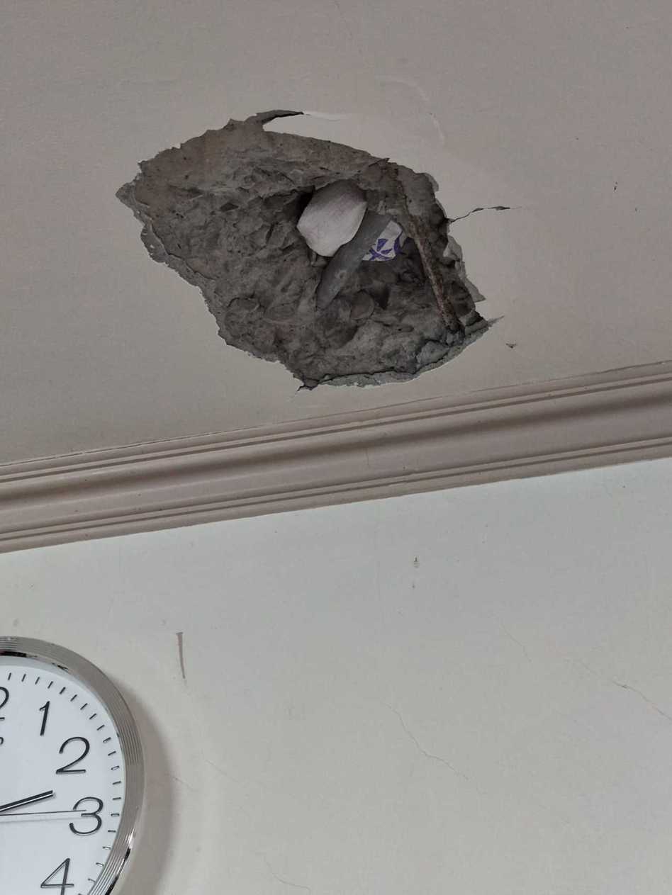 有網友表示，樓上鄰居第一天施工，便將天花板打穿一個洞，令他十分傻眼。圖擷自Facebook