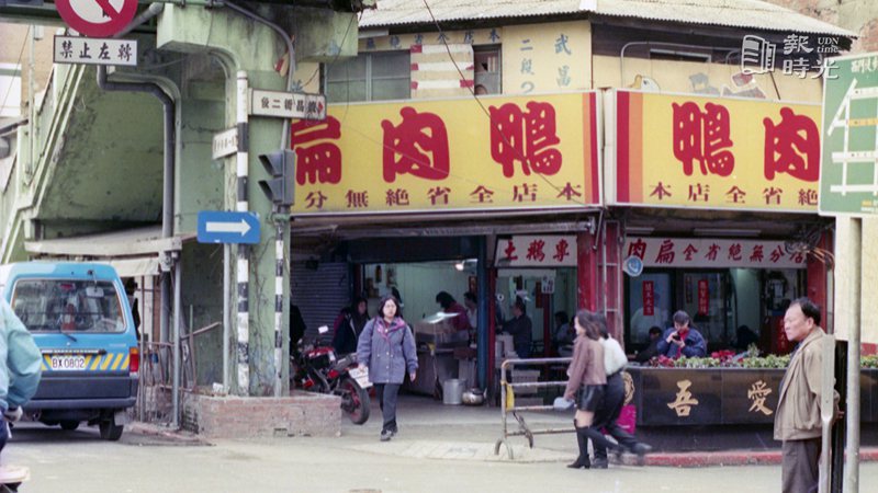 圖說：台北西門町鴨肉扁麵攤。來源：聯合報。攝影：林建榮。日期：1995/02/09
