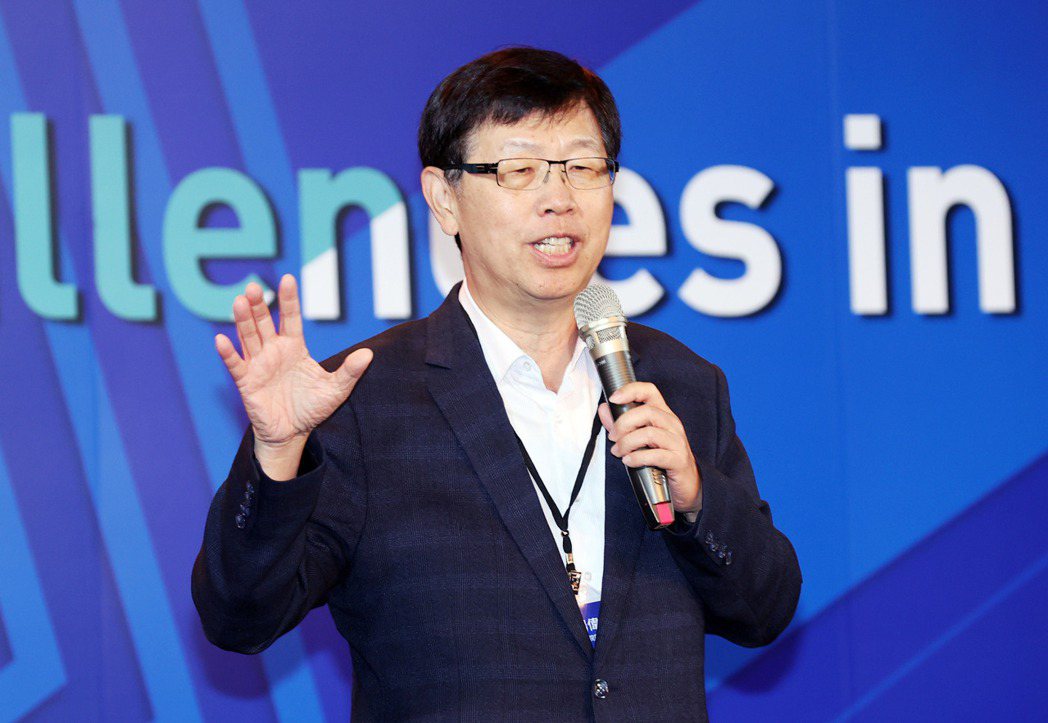鴻海董事長劉揚偉表示，鴻海具有供應鏈管理優勢，並且能幫客戶穩定零組件供應，看好第...