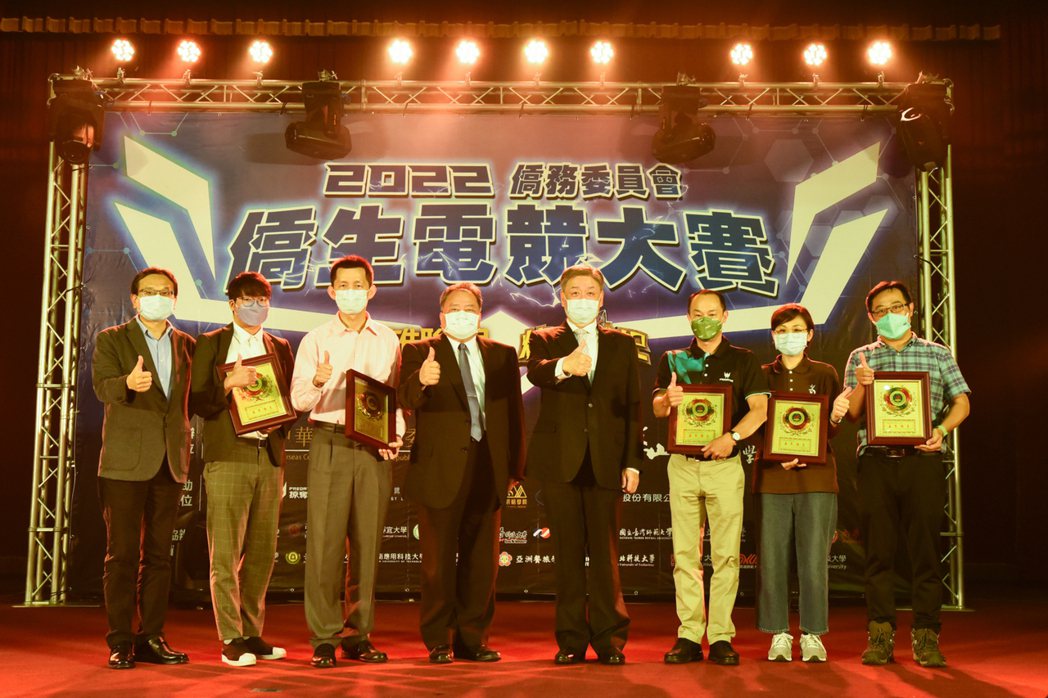 僑務委員會副委員長呂元榮（右四）與此屆賽事贊助廠商合影。 黃啟銘/攝影。
