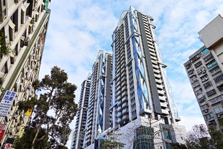 北市329檔有數宗都更指標案將進場，其中以日前完工的「台北之星Diamond Towers」總銷最高。
