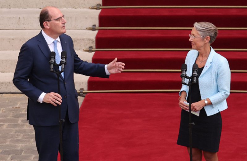法國勞工部長柏納（Elisabeth Borne，右）將成為新任總理，左為即將卸任的總理卡斯特克斯（Jean Castex）。 法新社