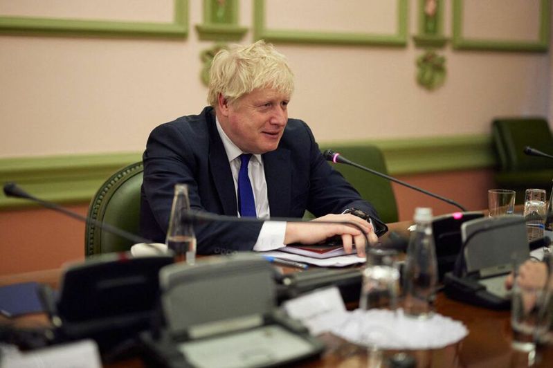 英國首相強森強力推動庇護遣送政策，減少國內難民負荷量（Photo from 法新社）